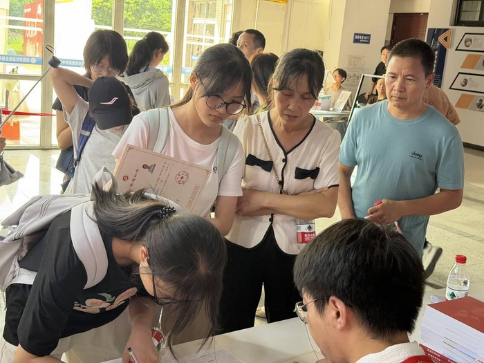 姐妹俩报到现场 刘诗语摄
