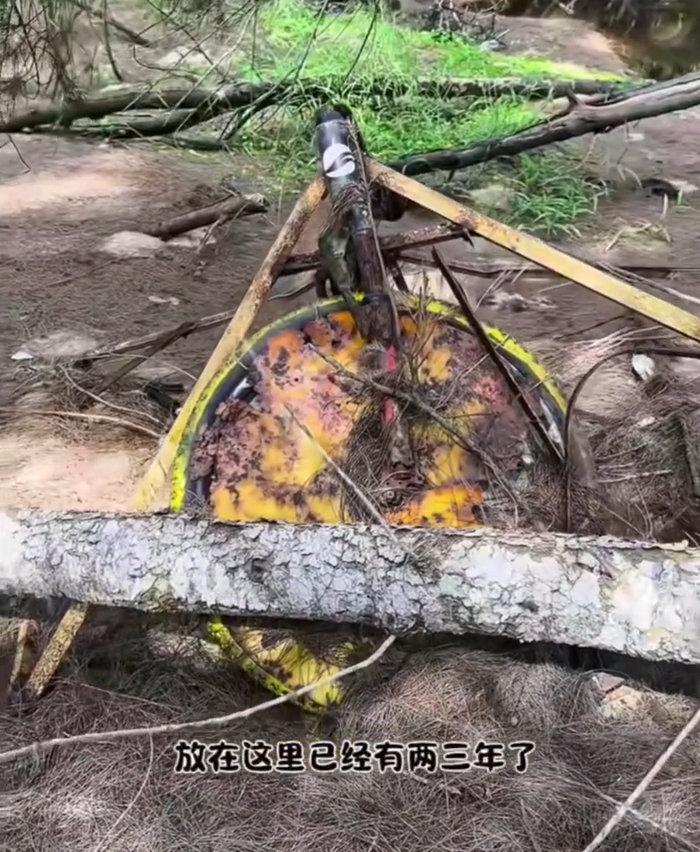 《这是我的岛》拍摄后遗留的部分道具成为海滩垃圾