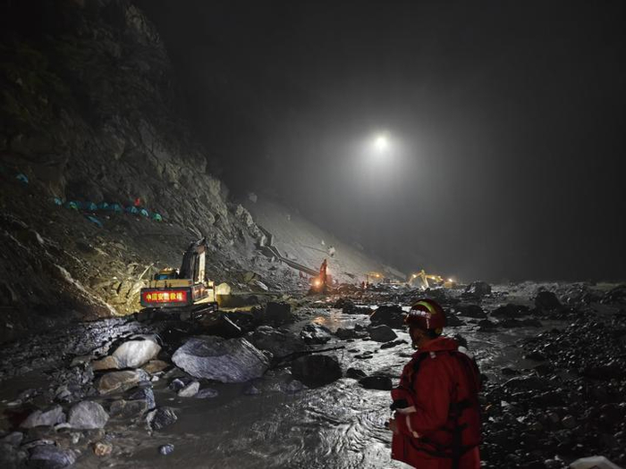 这是9月1日夜间拍摄的道路抢修现场。（中国安能供图）