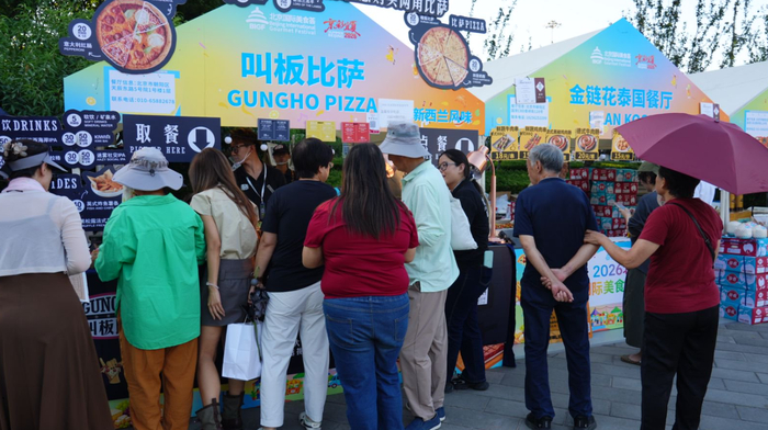 市民正在选购美食。主办方供图