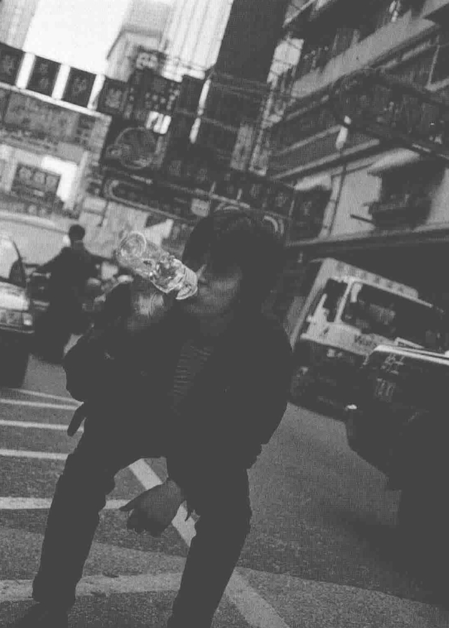 何勇在香港街头 图源：摘自高原《把青春唱完》