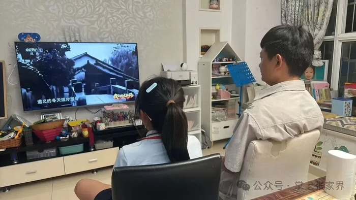 我市学生、家长收看节目画面。