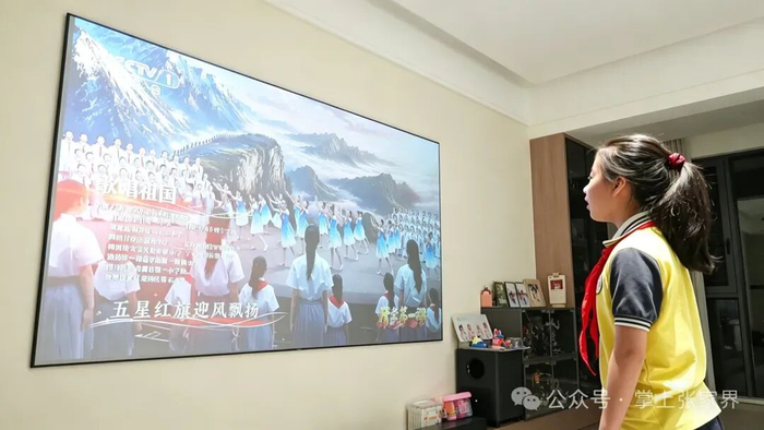 学生樊虹妤在家观看直播画面。