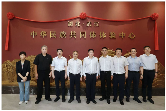 图为湖北·武汉中华民族共同体体验中心在湖北西藏大厦正式揭牌。