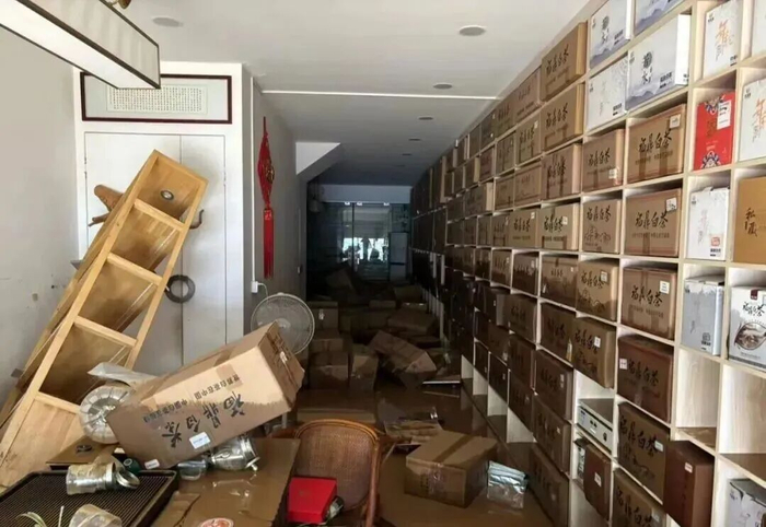 ▲店铺被积水浸泡过后 图自红星新闻