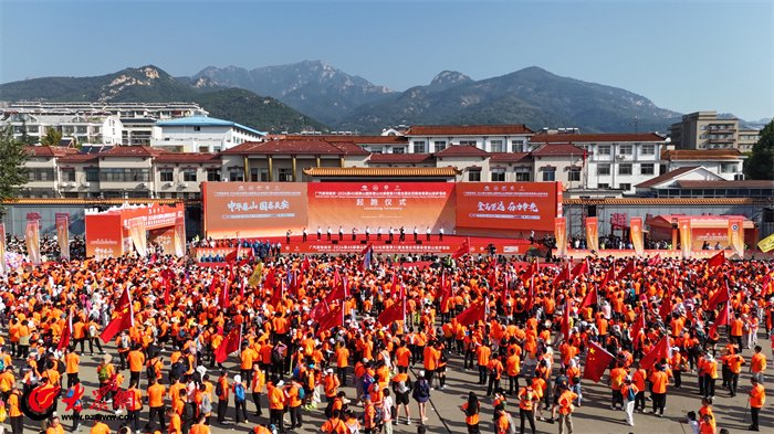 2026第40届泰山国际登山比赛暨第31届全国全民健身登泰山徒步活动（记者 吴长哲 摄）