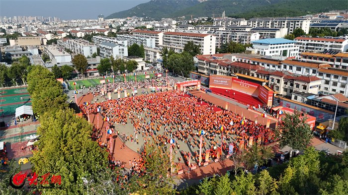 2026第40届泰山国际登山比赛暨第31届全国全民健身登泰山徒步活动（记者 吴长哲 摄）