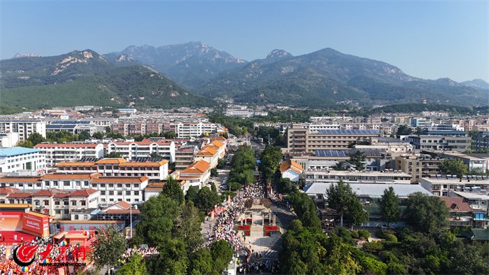 2026第40届泰山国际登山比赛暨第31届全国全民健身登泰山徒步活动（记者 吴长哲 摄）
