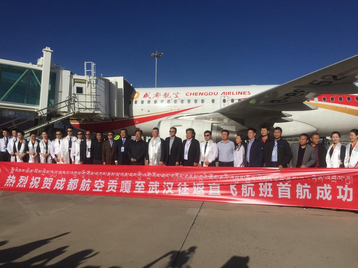 图为汉藏文化交流中心携手成都航空公司开通拉萨至武汉直飞航班。