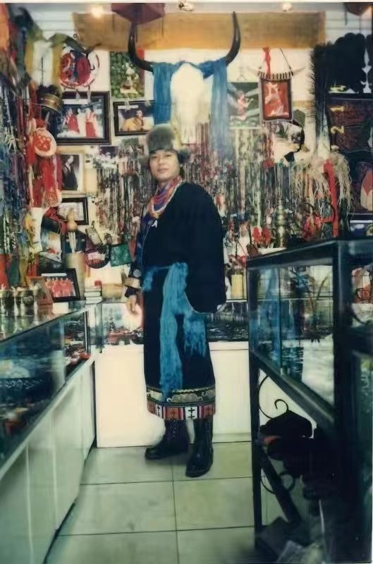 图为丹增在荆州开的藏文化饰品店。