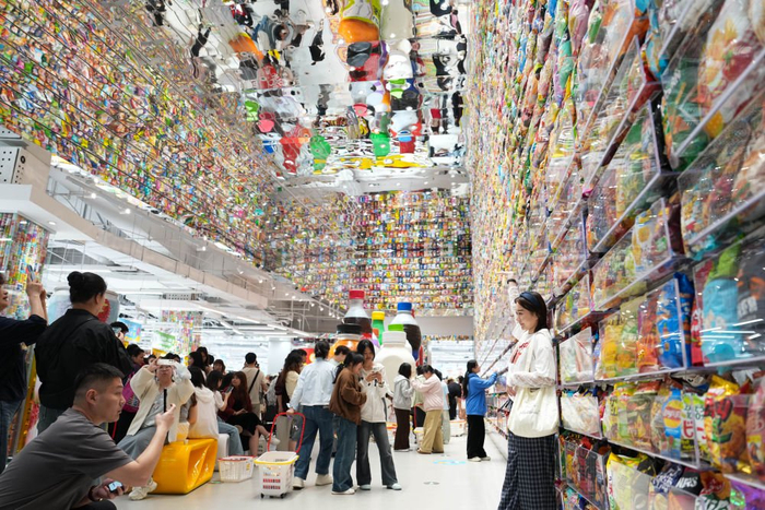 市民在位于湖南长沙芙蓉广场的“零食王国”内拍照打卡（2026年4月17日摄）。新华社记者 陈振海 摄