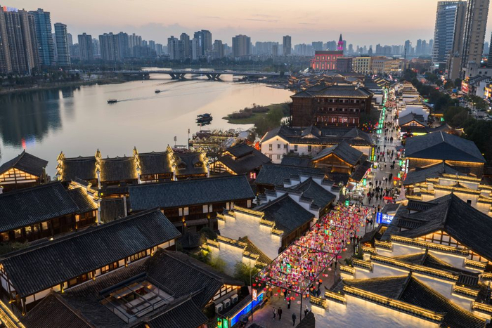  湖南常德穿紫河畔常德河街景色（2026年3月11日摄，无人机照片）。新华社记者 陈思汗 摄
