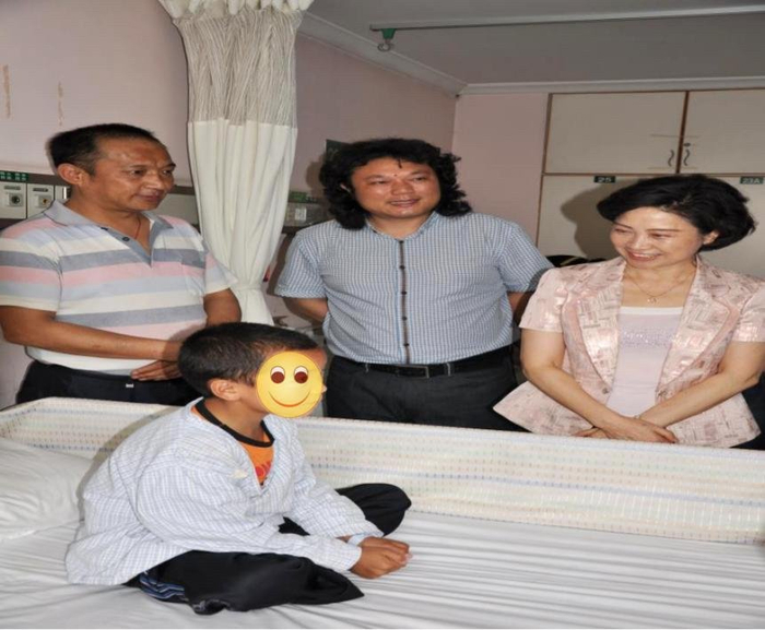 图为丹增（中）与先心病患儿一起。
