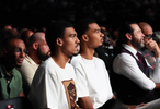 UFC格斗之夜巴黎站比赛打响 文班亚马携弟弟奥斯卡现场观战