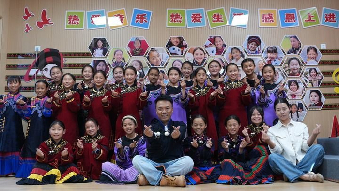 吉布小龙和妞妞合唱团的孩子们在一起。新华社记者 尹恒摄