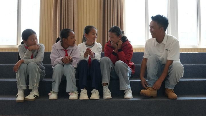 吉布小龙在教室里跟孩子们交流。新华社记者 尹恒摄