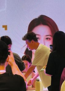 李乃文（右2）为黄圣依在杭州书博会上的新书签售做助理。 张杰 摄