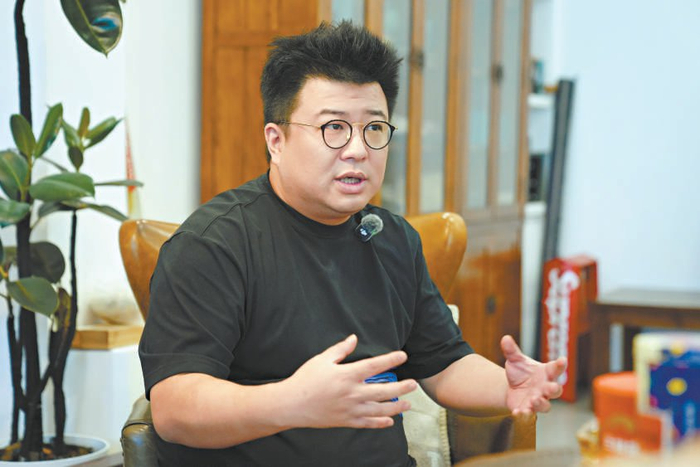 导演李昂。 本报记者 崔家宁 摄