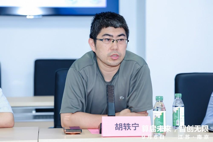 图：东南大学网络与信息中心副主任胡轶宁