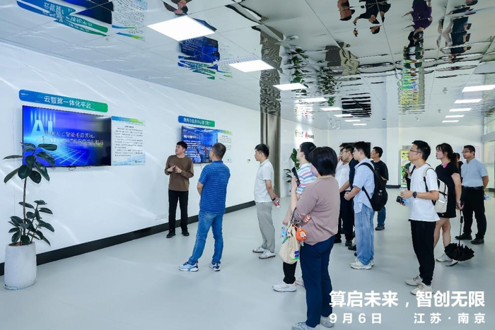 图：媒体记者参观网信中心