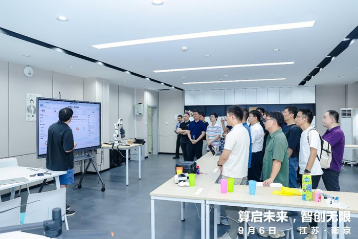图：媒体记者参观拔尖人才培养基地