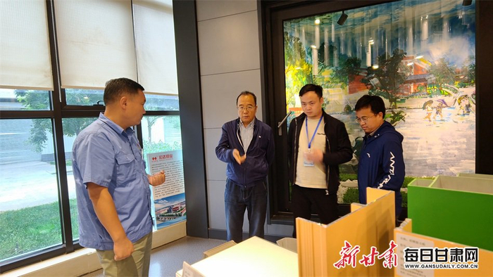 甘肃宏达铝型材有限公司党支部书记沈文政（左）向记者介绍产品。新甘肃·每日甘肃网记者 王辉文 摄