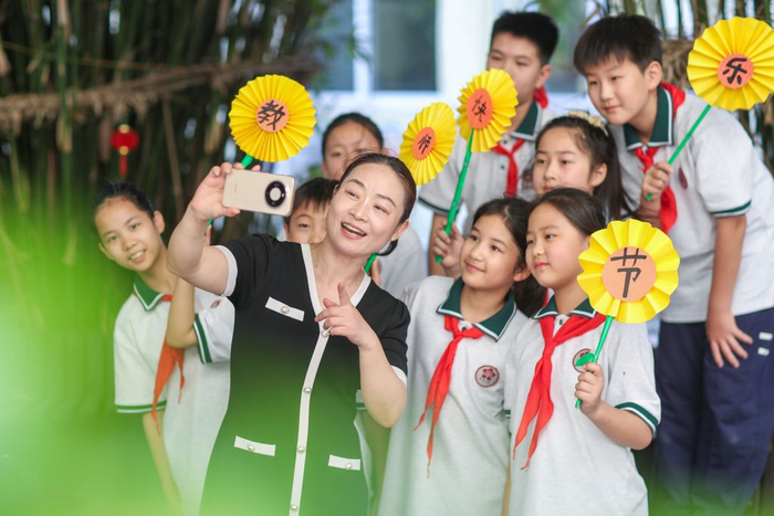  9月8日，在江苏省泰州市姜堰区康华小学，学生和老师合影留念。新华社发（周社根摄）