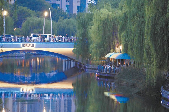 在亮马河好运桥附近，市民休闲赏景，尽享水岸烟火。 本报记者 程功 摄