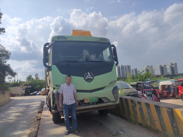 超载的货车