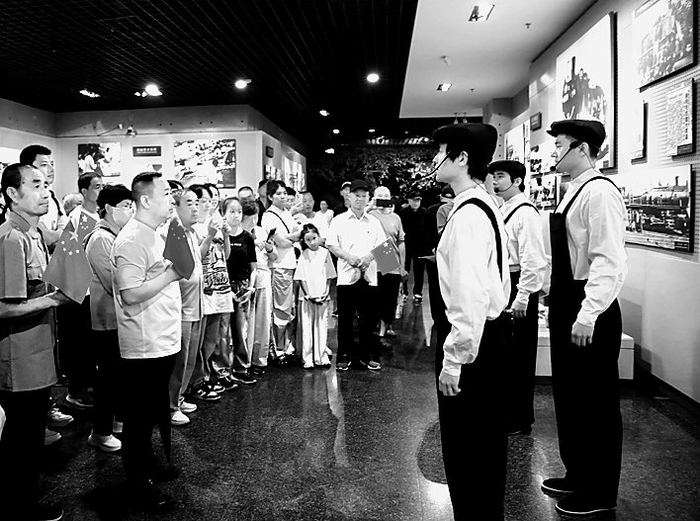 游客在辽沈战役纪念馆内参观。本文作者供图