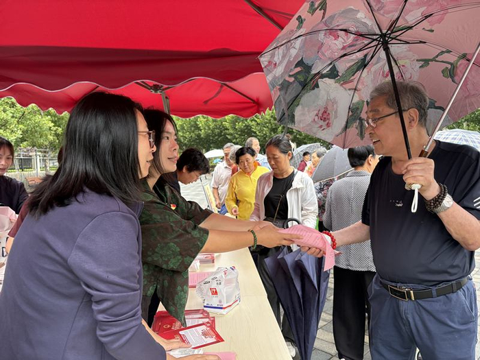 9月8日，海淀区四季青镇振兴选区登记站开展人大代表换届选举宣传日活动。受访者供图