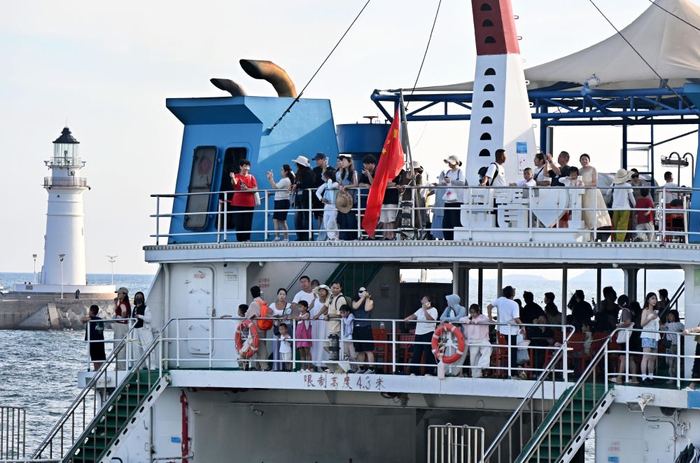   8月26日，游客在青岛奥帆海洋文化旅游区乘坐游船。新华社记者 李紫恒 摄
