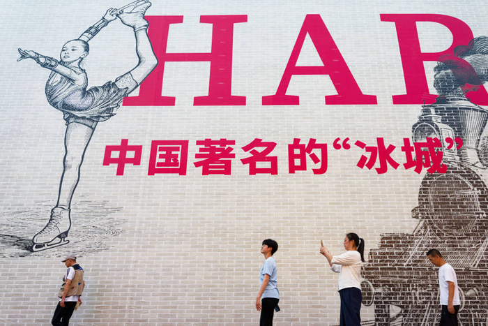   7月29日，游客在哈尔滨市道外区中华巴洛克历史文化街区游览。新华社记者 张涛 摄