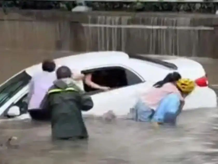 李永安（右一）背上小女孩向安全区域转移。图源：湖州公安