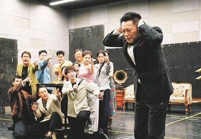 王斑（右一）饰演张忠良，并担任导演和编剧。方非 摄
