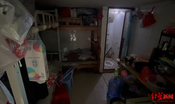 ▲“梅姨”曾经居住过的出租房室内