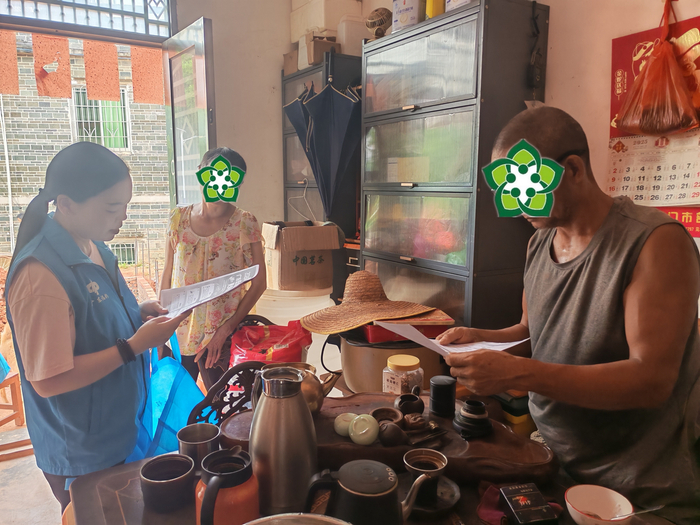 ▲广东郁南县千官镇双百社工站社工向困难群众讲解2026年低保政策（图片来源：郁南县政府官网）