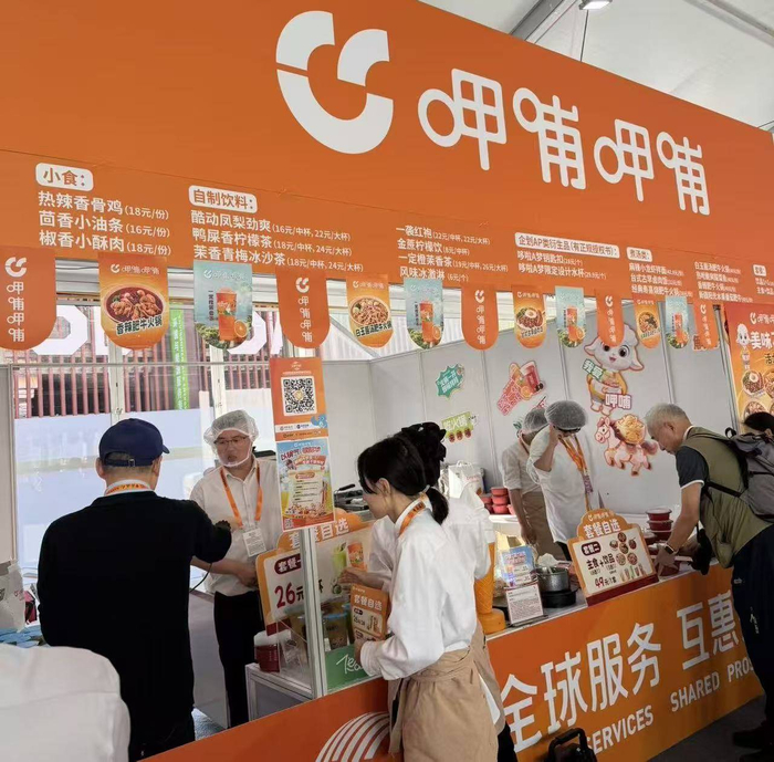 图：呷哺集团在服贸会的供餐区