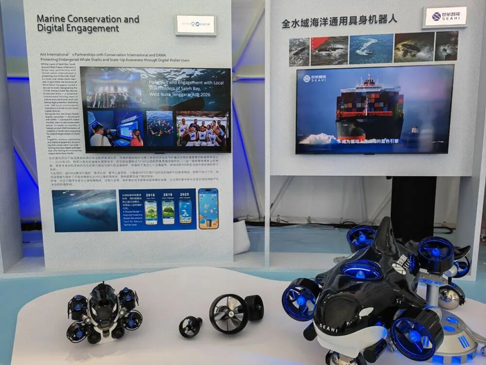 世航智能展示“虎鲸”海洋通用机器人。新华社记者 桑彤 摄 