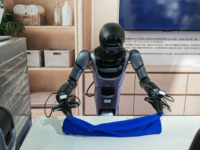 擎朗智能人形机器人正在叠衣服。新华社记者 桑彤 摄