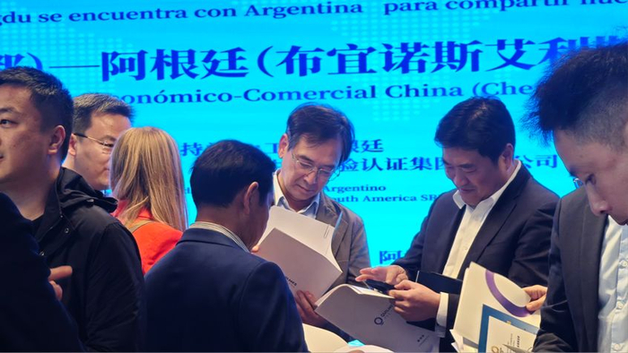 两地企业积极对接、交换联系方式