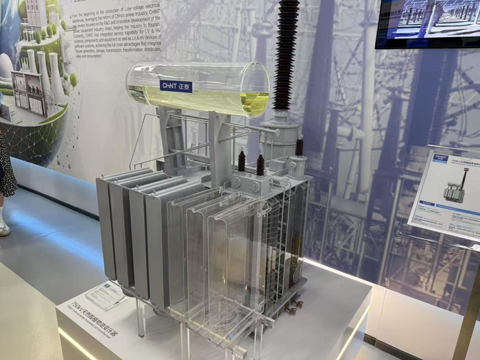 750KV（千伏）天然酯绝缘油变压器模型 记者 陈雷 摄