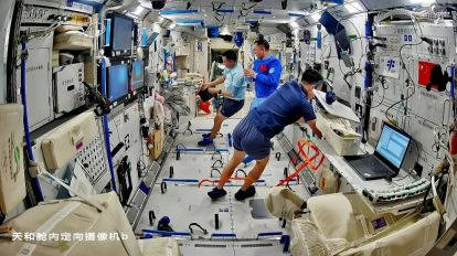 航天员在核心舱内开展工作 图：“我们的太空”微信公众号