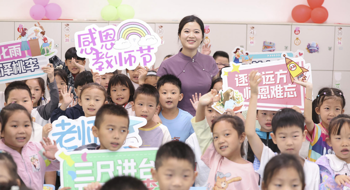 ↑2026年9月10日，淮安市一小学学生与老师。图据ICphoto