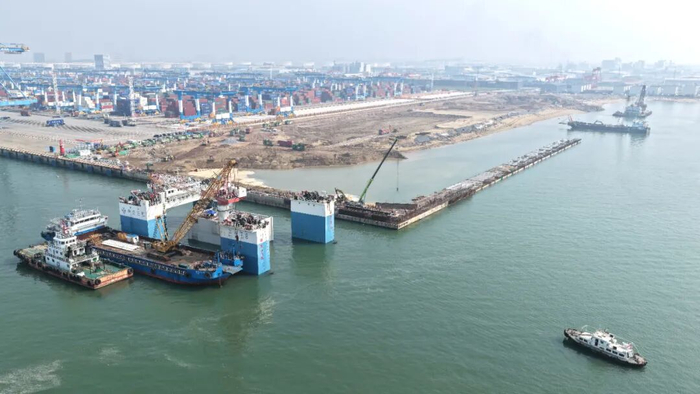 项目建成后，将与大榄坪南作业区已建的大型泊位形成梯级衔接。