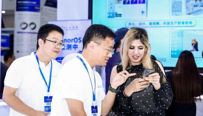 与工作人员交流的国际采购商 图片来源：展会官方