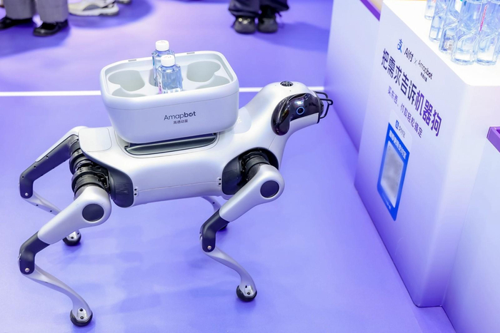 图说：高德动量机器狗接入支付宝“AI付”，跑腿购物一狗包办
