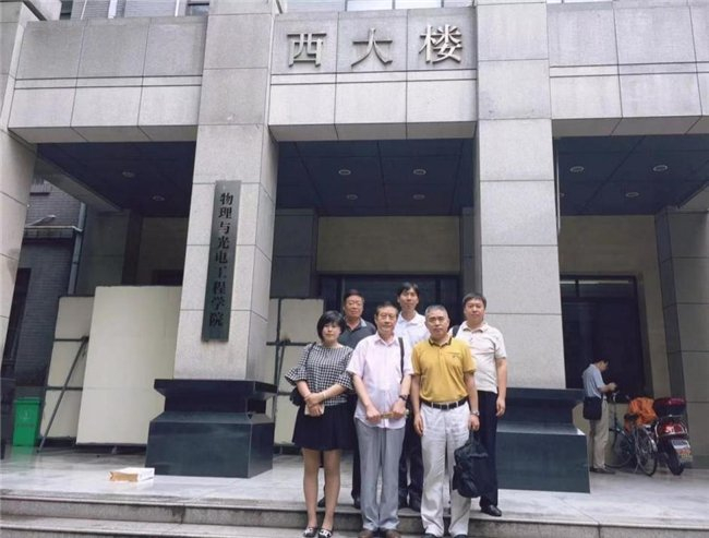 ▲西安电子科技大学·西大楼 合影留念