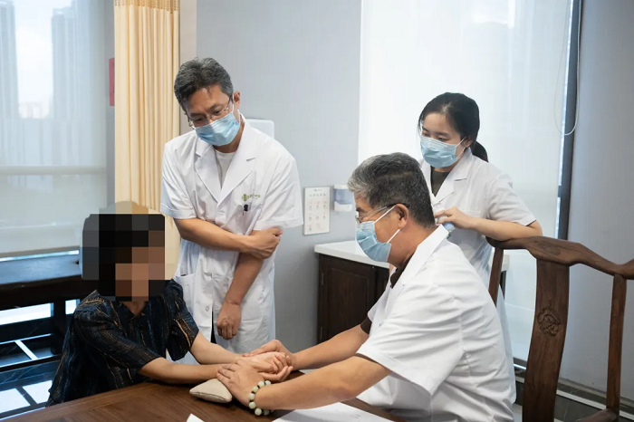 图：贾荣军主任在济南承正堂中医跟随齐教授看诊
