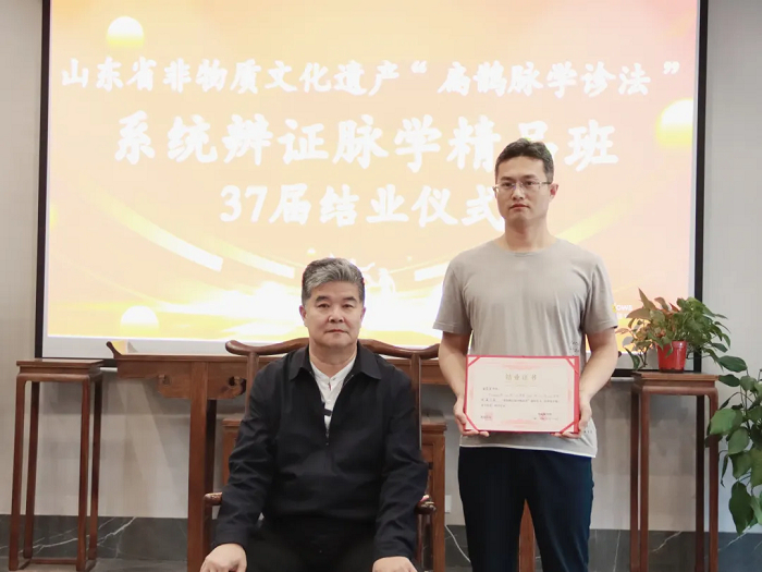 图：贾荣军主任跟随齐向华教授学习系统辨证脉学